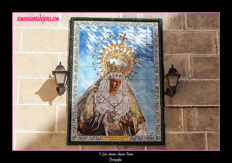 Retablo cerámico de Madre de Dios de la Misercordia