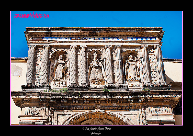 Segundo cuerpo de la Portada principal de la Basílica de Nuestra Señora de la Merced Coronada