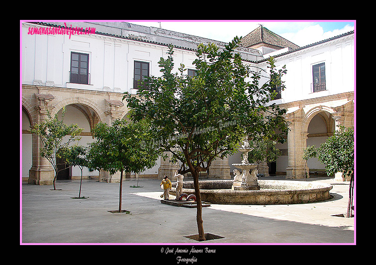 Claustro de la Basílica de Nuestra Señora de la Merced Coronada (actualmente pertenece al Instituto de Enseñanza Secundaria «Santa Isabel de Hungría») 