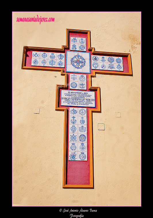 Cruz cerámica dedicada por las Hermandades de Jerez a la Virgen de la Merced - Año 2000 (Basílica de Nuestra Señora de la Merced Coronada)