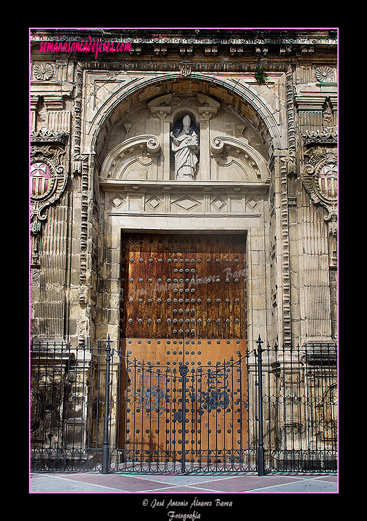 Puerta de ingreso retranqueada respecto a la portada principal de la Basílica de Nuestra Señora de la Merced Coronada