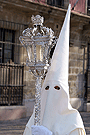 Nazareno con farol de respeto que acompaña a la Cruz de Guía de la Hermandad del Transporte