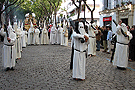 Penitentes con cruces de la Hermandad del Transporte