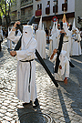 Penitentes con cruces de la Hermandad del Transporte