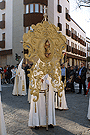 Nazareno portando el Simpecado de la Hermandad del Transporte