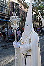 Nazareno con farol acompañando al Simpecado de la Hermandad del Transporte