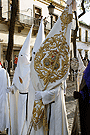 Nazareno portando el Estandarte de la Hermandad del Transporte