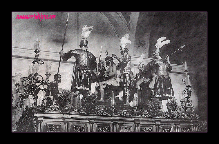 Paso del Santísimo Cristo de la Coronación de Espinas que fue adquirido a la Hermandad sevillana de los Panaderos. En este paso procesionó por primera vez la Hdad.de la Lanzada y la del Stmo.Cristo del Amor