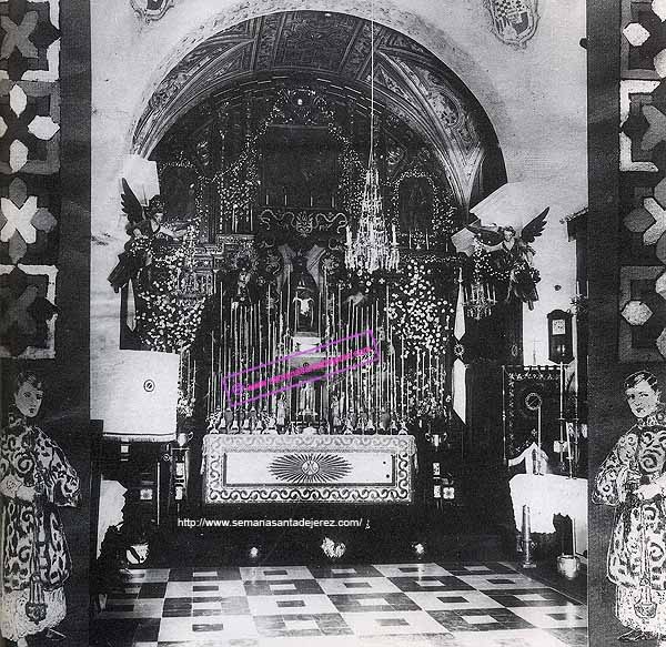 En 1932, en plena República, así se montó el altar de culto de la Hermandad de la Coronación. Según nuestros mayores, muchos cofrades hacían espontáneamente y por separado el recorrido de su cofradía hasta la Colegial rezando el Santo Rosario (Foto: Anónimo)