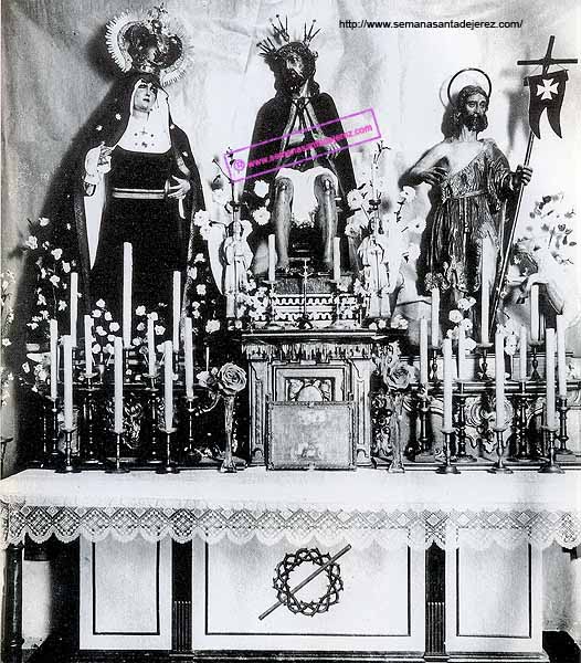 Altar de cultos en 1930 de la Hermandad de la Coronación de Espinas.La Virgen que está junto al Cristo es la primitiva desaparecida en 1934