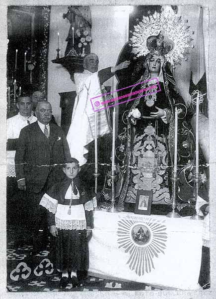 La Virgen llamada entonces de la Mayor Aflicción, primitva imagen de la Hermandad de la Coronación, en su capilla de los Desamparados en 1926 (Foto:Anónimo)