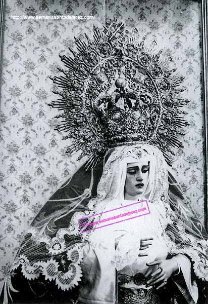 La Virgen llamada entonces de la Mayor Aflicción, primitva imagen de la Hermandad de la Coronación, en su capilla de los Desamparados en 1926 (Foto:Anónimo)