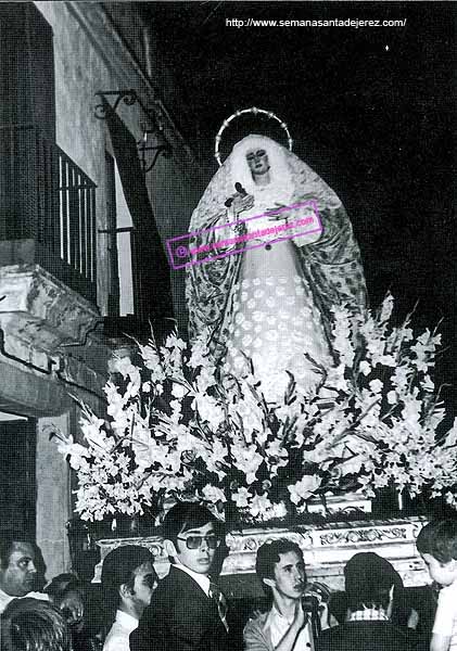 La Virgen llamada entonces de la Mayor Aflicción, primitva imagen de la Hermandad de la Coronación, en su capilla de los Desamparados en 1926 (Foto:Anónimo)