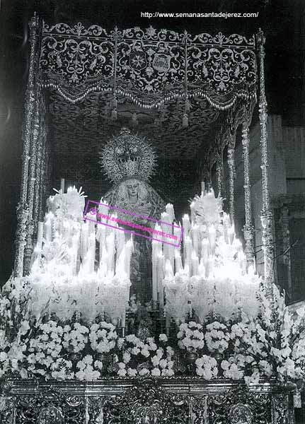 La Virgen llamada entonces de la Mayor Aflicción, primitva imagen de la Hermandad de la Coronación, en su capilla de los Desamparados en 1926 (Foto:Anónimo)