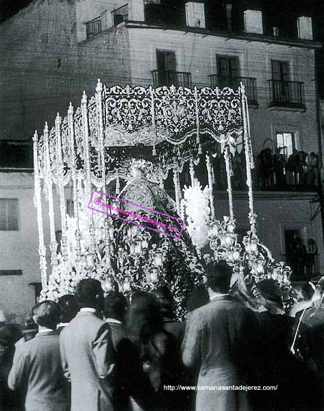 La Virgen llamada entonces de la Mayor Aflicción, primitva imagen de la Hermandad de la Coronación, en su capilla de los Desamparados en 1926 (Foto:Anónimo)