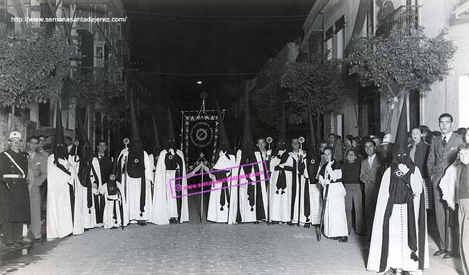 Año 1940. La Hermandad de la Coronación de Espinas con el estandarte desplegado. Todavia no se había impuesto la costumbre de llevarlo plegado en señal de duelo.(Foto: Manuel Pereiras Pereiras)