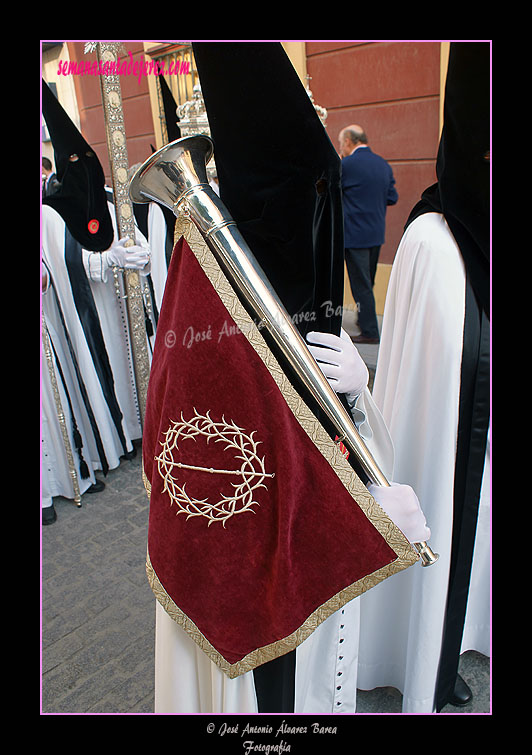 Nazareno portando bocina de la Hermandad de la Coronación de Espinas