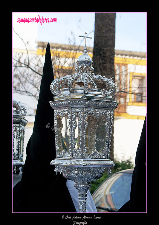 Farol de respeto que acompaña a la Cruz de Guía de la Hermandad de la Coronación de Espinas