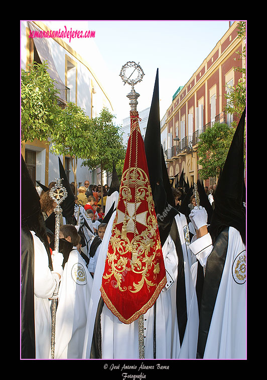 Nazareno portando el Banderín de San Juan Bautista de la Hermandad de la Coronación de Espinas