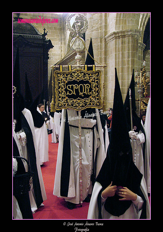 Nazareno portando el Senatus de la Hermandad de la Coronación de Espinas