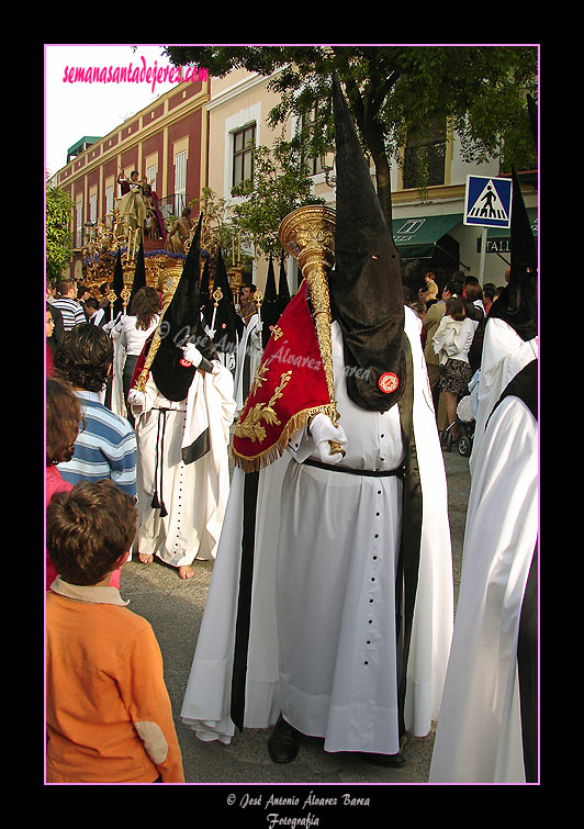 Nazareno portando bocina de la Hermandad de la Coronación de Espinas