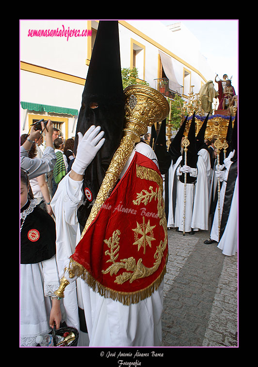 Nazareno portando bocina de la Hermandad de la Coronación de Espinas