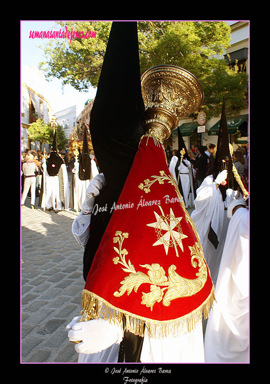 Nazareno portando bocina de la Hermandad de la Coronación de Espinas