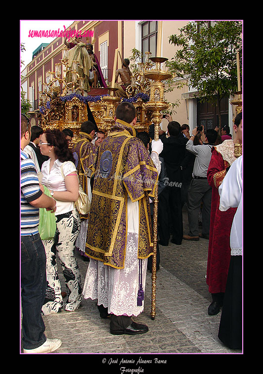 Acólito ceriferario del paso de Misterio de la Hermandad de la Coronación de Espinas