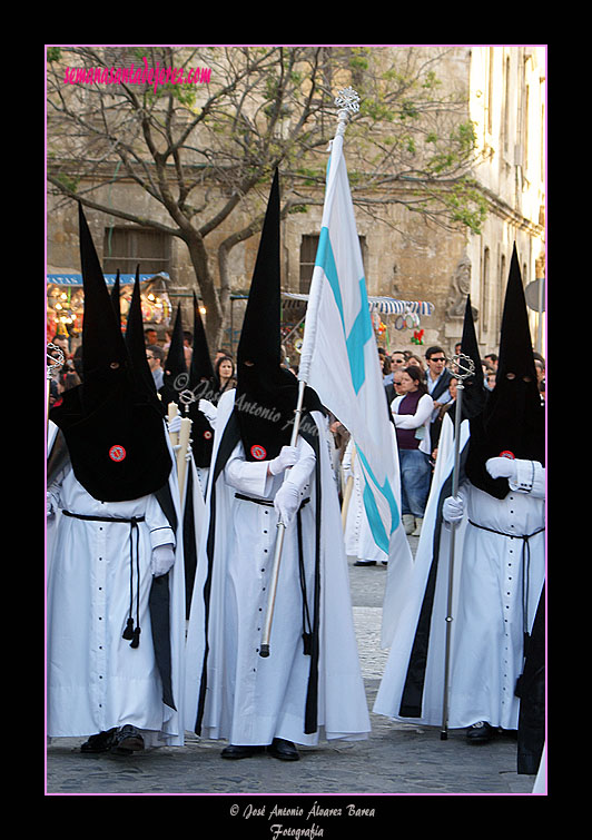 Nazareno portando la Bandera de la Virgen de la Hermandad de la Coronación de Espinas