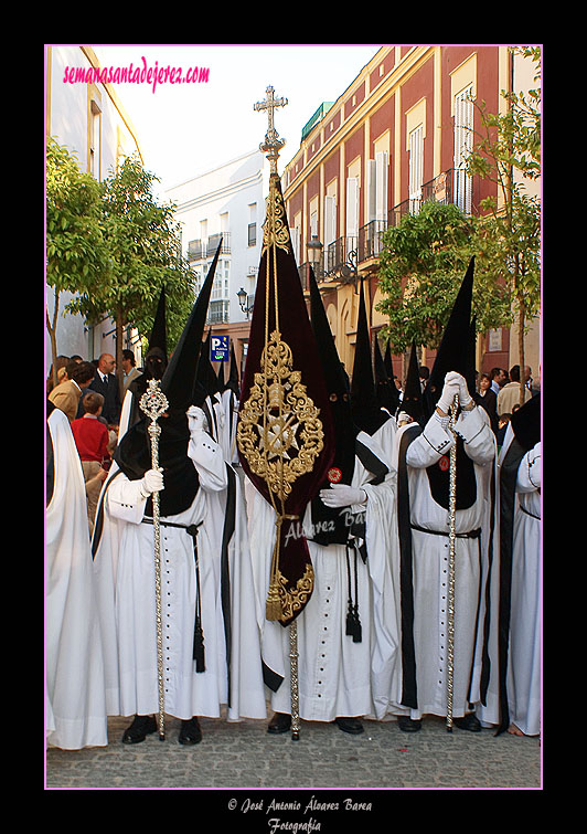 Nazareno portando el Estandarte de la Hermandad de la Coronación de Espinas