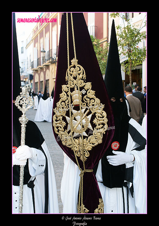 Nazareno portando el Estandarte de la Hermandad de la Coronación de Espinas