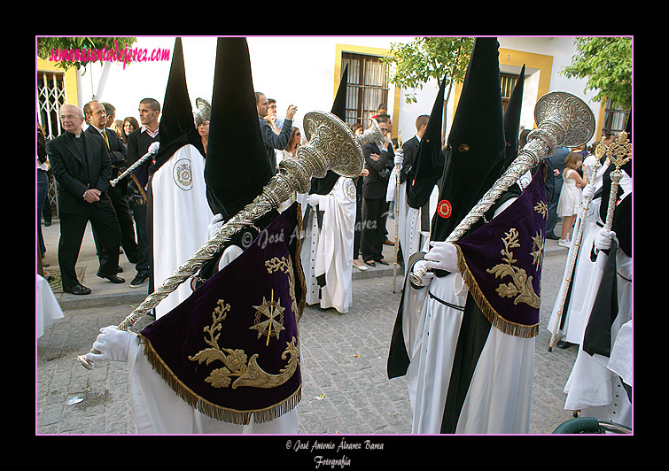 Nazarenos con bocinas en el cortejo del Paso de Palio de la Hermandad de la Coronación de Espinas