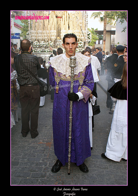 Pertiguero del Cuerpo de Acólitos del Paso de Palio de la Hermandad de la Coronación de Espinas