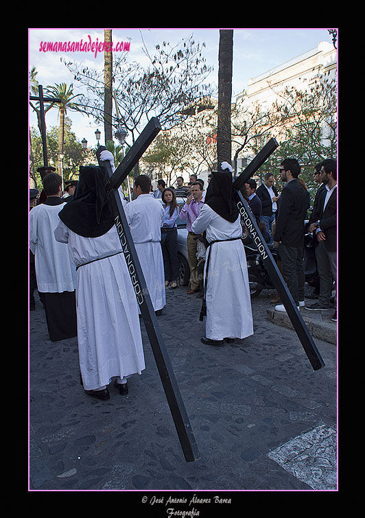 Penitentes con cruces de la Hermandad de la Coronación de Espinas