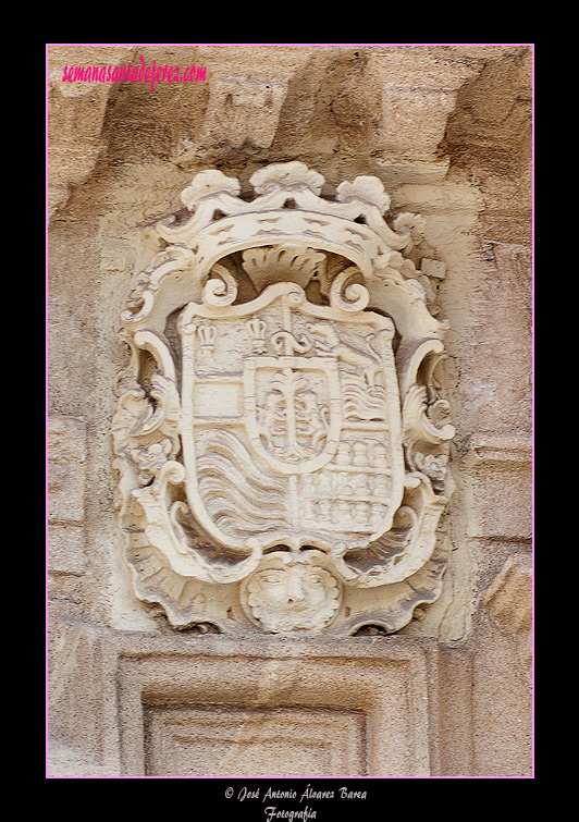 Escudo en la portada principal de la Capilla de los Desamparados