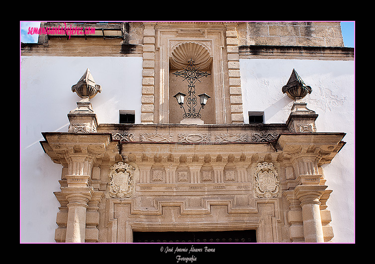 Baquetón mixtilíneo de la portada principal de la Capilla de los Desamparados