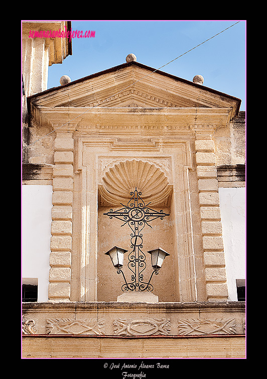 Hornacina sobre la portada principal de la Capilla de los Desamparados