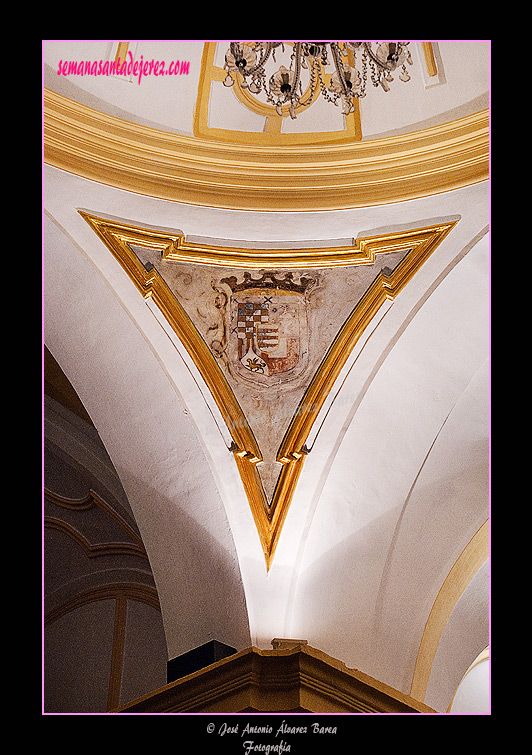 Escudo pintado en la bóveda central (Capilla de los Desamparados)