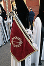 Nazareno portando bocina de la Hermandad de la Coronación de Espinas