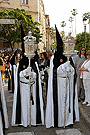 Nazarenos con faroles de respeto acompañando a la Cruz de Guía de la Hermandad de la Coronación de Espinas