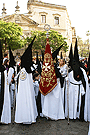 Nazareno portando el Banderín de San Juan Bautista de la Hermandad de la Coronación de Espinas