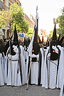 Nazareno portando la Bandera del Señor de la Hermandad de la Coronación de Espinas