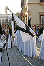 Nazareno portando la Bandera del Señor de la Hermandad de la Coronación de Espinas