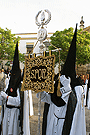 Nazareno portando el Senatus de la Hermandad de la Coronación de Espinas