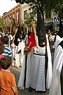 Nazareno portando bocina de la Hermandad de la Coronación de Espinas