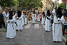 Penitentes con cruces de la Hermandad de la Coronación de Espinas