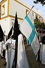 Nazareno portando la Bandera de la Virgen de la Hermandad de la Coronación de Espinas