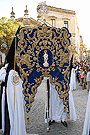 Nazareno portando el Simpecado de la Hermandad de la Coronación de Espinas