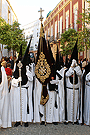 Nazareno portando el Estandarte de la Hermandad de la Coronación de Espinas