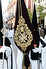 Nazareno portando el Estandarte de la Hermandad de la Coronación de Espinas